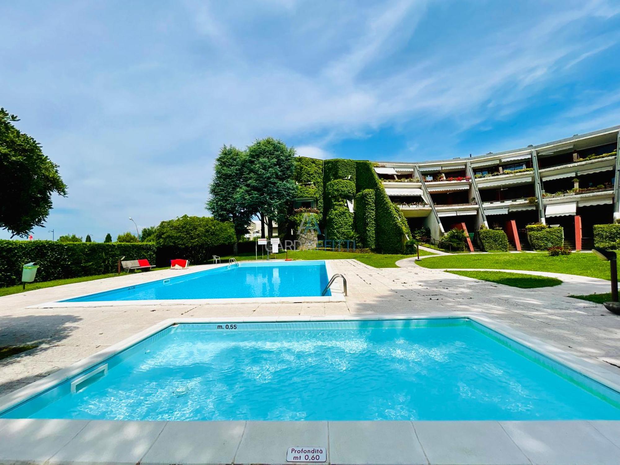Mela - Vista Piscina E A Desenzano Desenzano del Garda